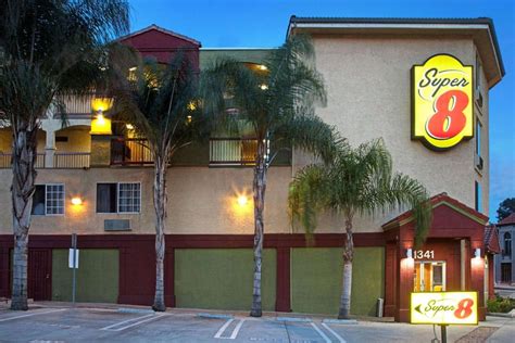 Super 8 by Wyndham Los Angeles Downtown .